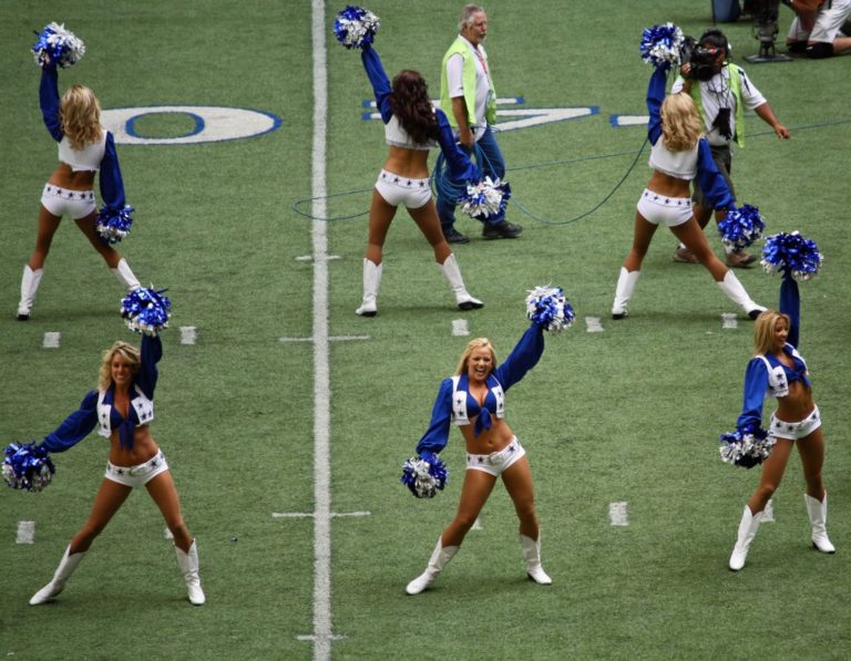 Suzanne Mitchell, who led Cowboys Cheerleaders to global popularity, dies at 73