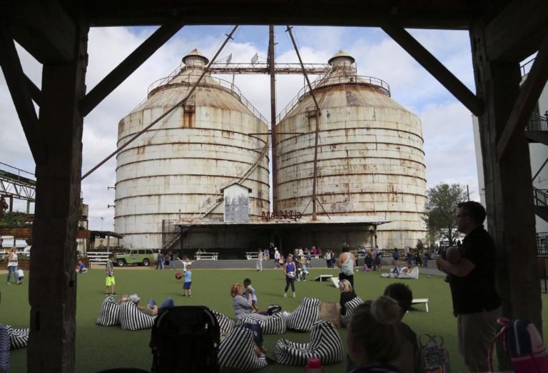 ‘Fixer Upper’ stars Chip, Joanna Gaines at Silos service