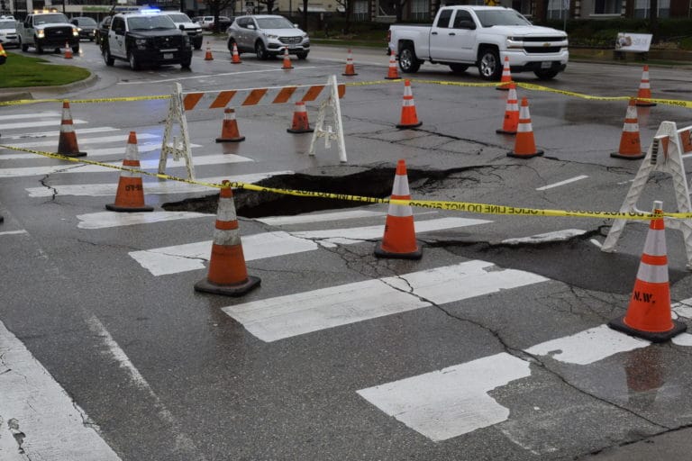 Sinkhole on West 7th disrupts traffic
