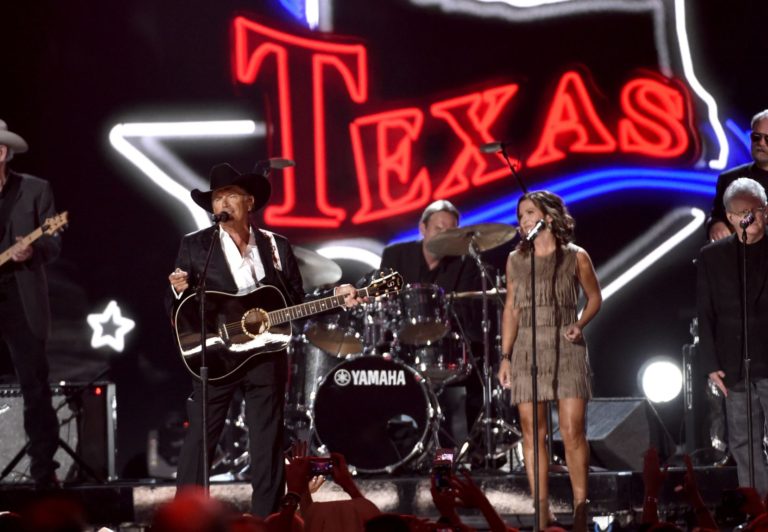 Willie Nelson, George Strait perform 1st ever duet together