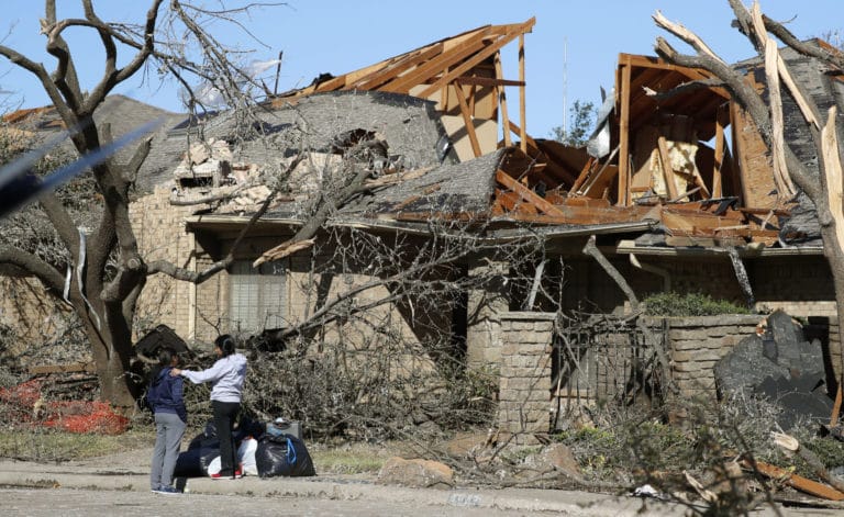 Tornado slams Dallas; tree falls on Arkansas home, killing 1