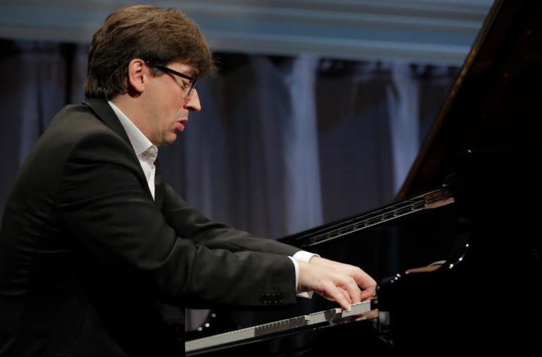 Periodontist from Canada takes first prize in Cliburn Amateur Competition