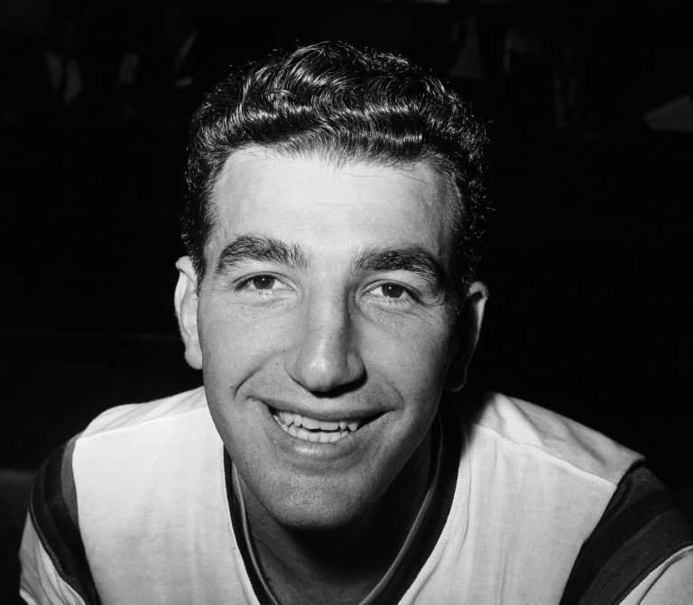 Dolph Schayes, big man with a guard’s flair, dies at 87