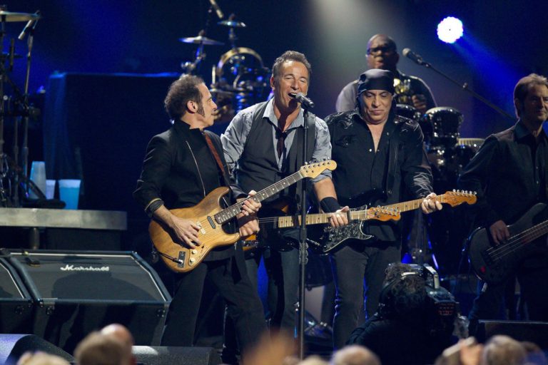 Bruce Springsteen surprises Irish pub patrons in Boston