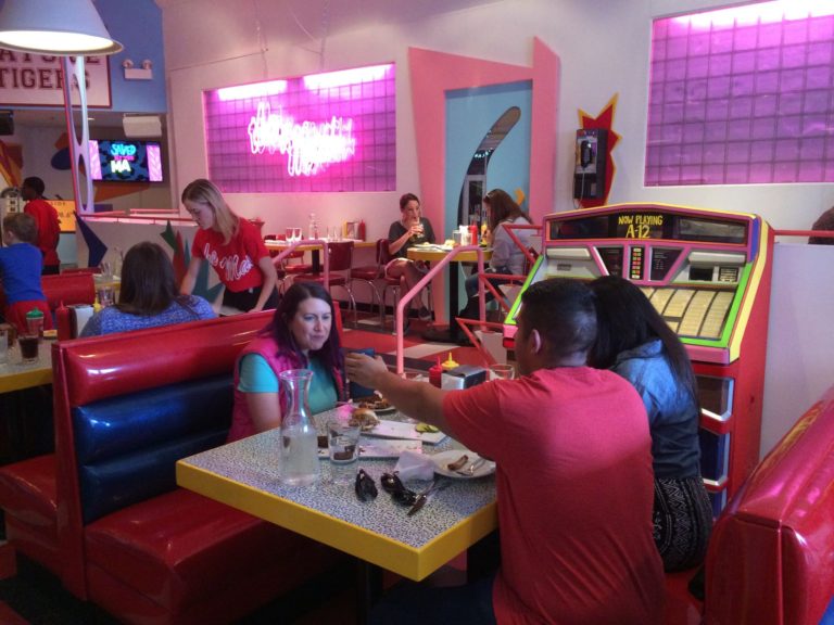Saved by The Max: ‘Saved by the Bell’ replica diner pops up in Chicago