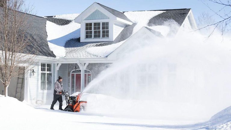 De los cortacéspedes a los sopladores de nieve: preparación de los equipos para el cambio de estación