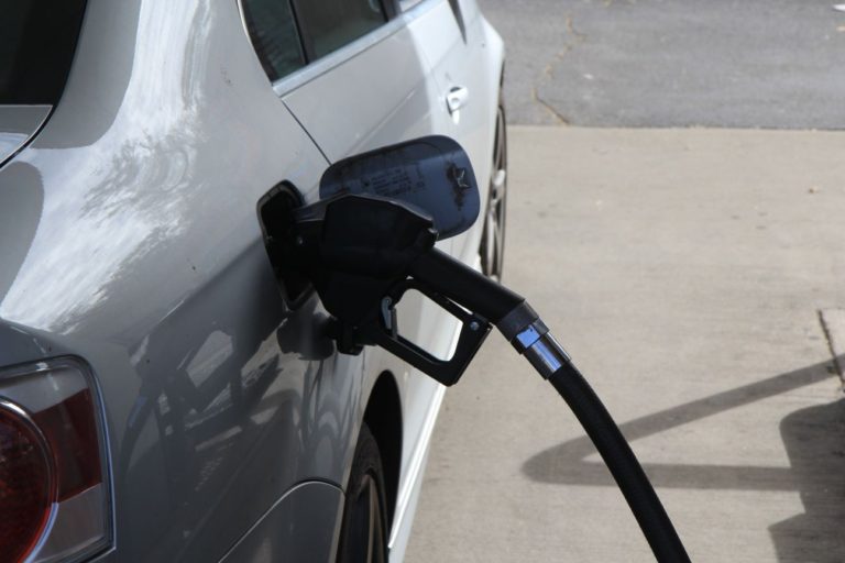 Texas drivers rush to fill gas tanks as pump prices rise