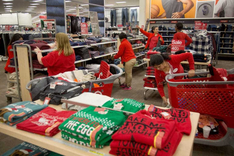 Retailers get late shopping surge, boosting holiday sales