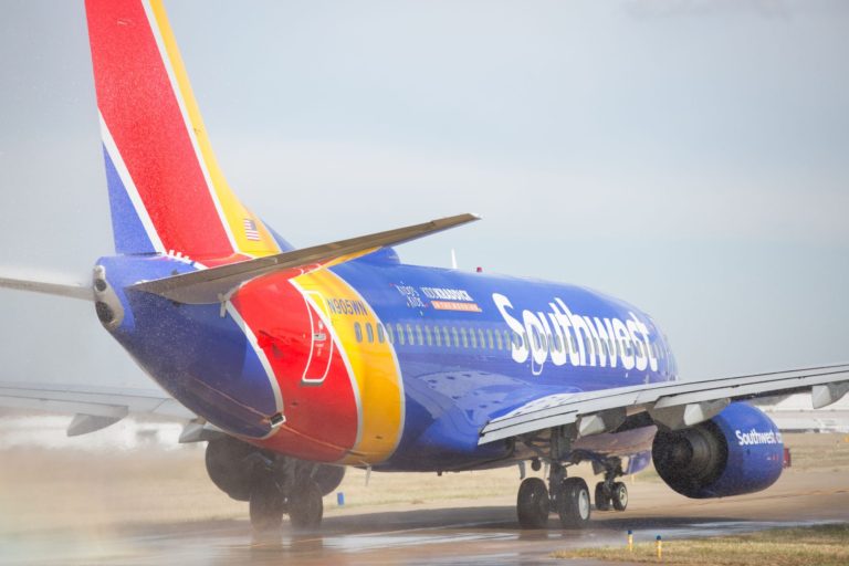 Southwest rises above fuel prices, puts up strong 2Q profit