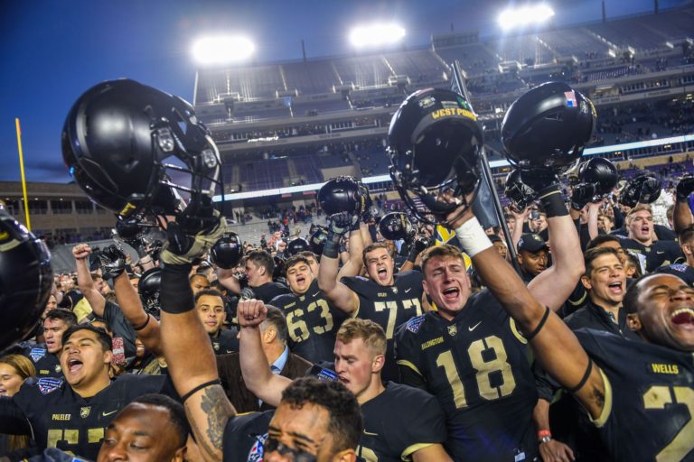2-point gamble, late TD help Army beat San Diego State 42-35