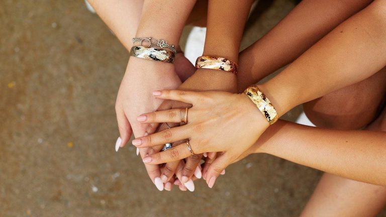 A smart and simple way to get out of an uncomfortable situation