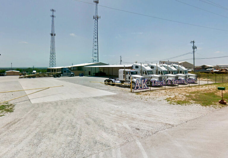 Florida-based truck, equipment dealer takes industrial lease in Aledo