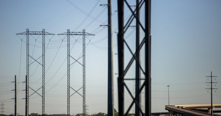 Grid operator says Texans can return to regular electricity use