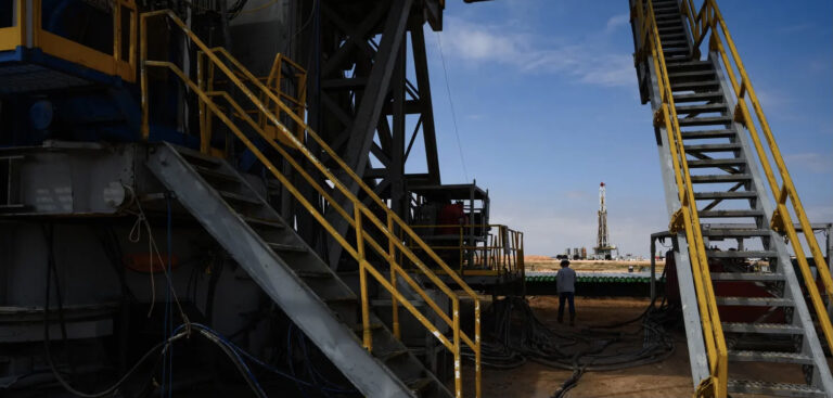 Texas’ oil and gas production surges even as federal government clamps down on environmental regulations
